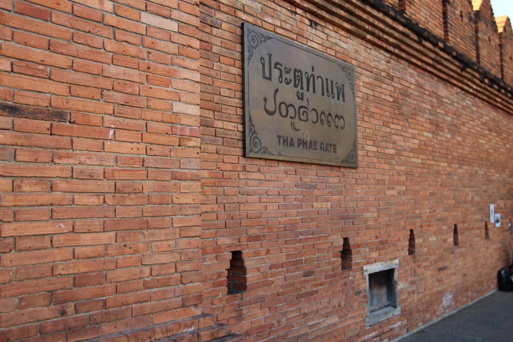 Z'S Hostel At Tha Phae Gate Чиангмай Экстерьер фото