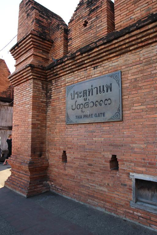 Z'S Hostel At Tha Phae Gate Чиангмай Экстерьер фото